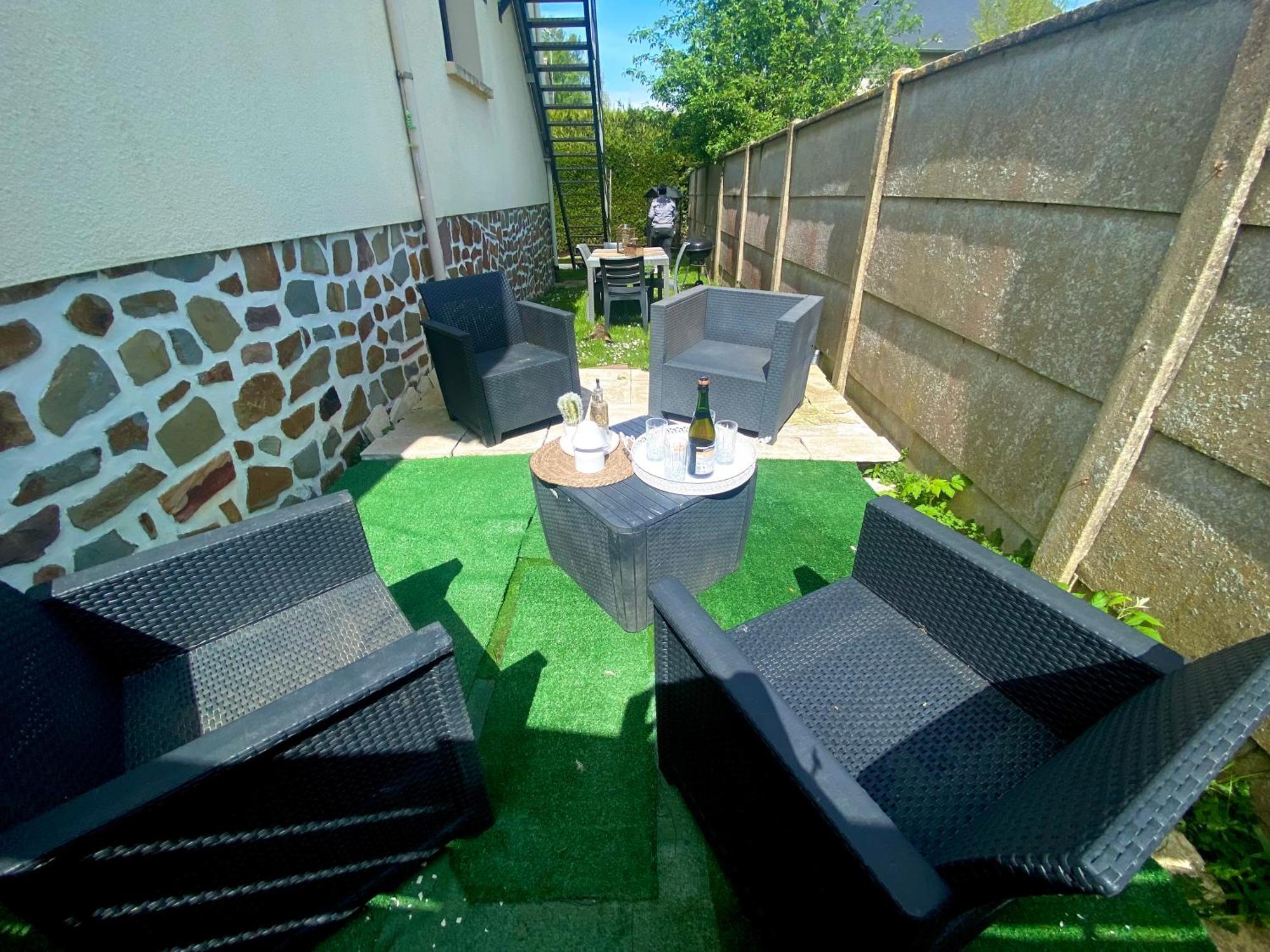 Une Ambiance Cosy Avec Jardin Privatif Nassandres Luaran gambar